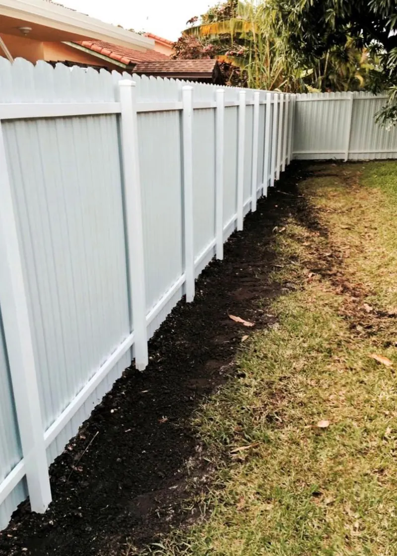White aluminum privacy fence with vertical pickets