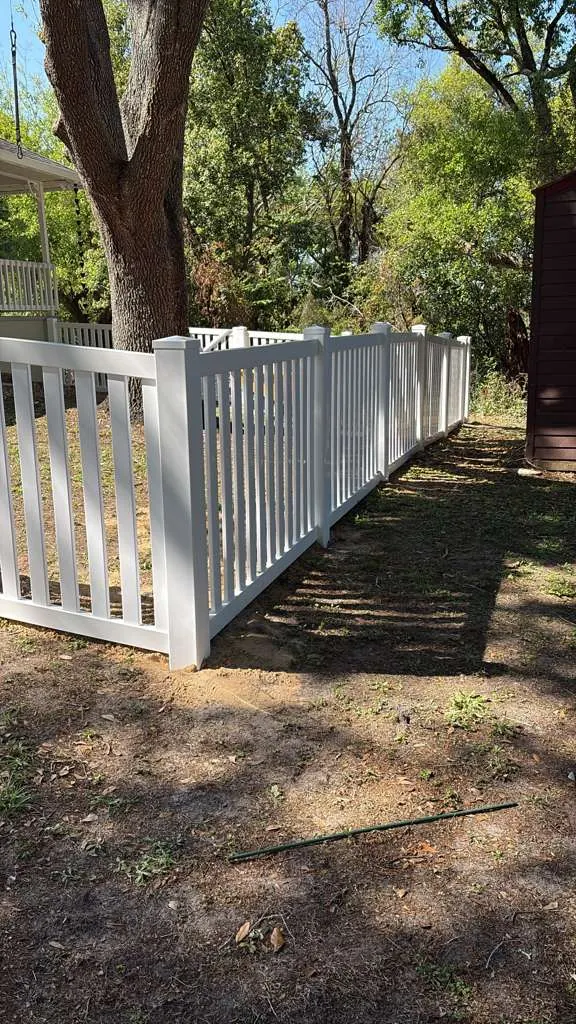 White vinyl picket fence at a Central Florida home