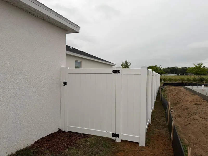 White vinyl privacy fence at a Central Florida home