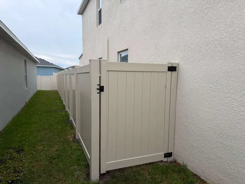 White vinyl privacy fence run in Central Florida