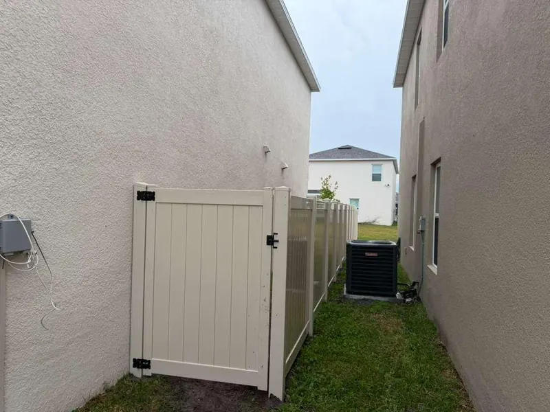 White vinyl privacy fence around a Florida backyard